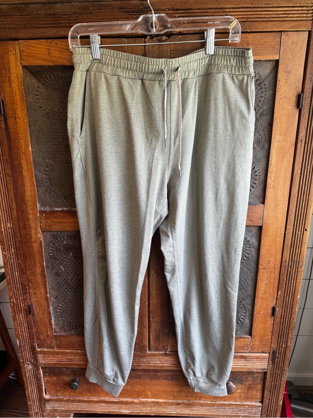 Women’s Vuori Performance Joggers size L in green heather - Drawstring Waist